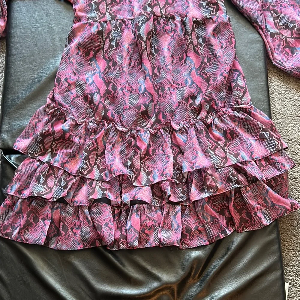 Pink Snake Print Women’s Dress 👗
Boutique. RUNS SMALL more like a MED THAN LARGE - Picture 3 of 4